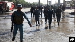 Pasukan keamanan Afghanistan menginspeksi TKP serangan bunuh diri di Kabul, Afghanistan. (Foto: dok.)