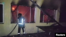 Petugas layanan darurat memeriksa kerusakan akibat serangan pesawat tak berawak Rusia di lokasi yang disebutkan sebagai Odesa, Ukraina, 5 Maret 2024. 9Pasukan Pertahanan Ukraina Selatan/Handout via REUTERS)