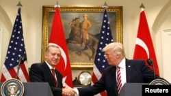 Presiden Turki, Recep Tayyip Erdogan (kiri) berjabat tangan dengan Presiden AS Donald Trump seraya mengeluarkan pernyataan kepada para wartawan di Roosevelt Room di Gedung Putih, Washington, AS, 16 Mei 2017 (foto: REUTERS/Kevin Lamarque)