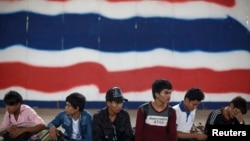 រូបឯកសារ៖ ពលករចំណាកស្រុកកម្ពុជារង់ចាំទទួលឯកសារនៅស្ថានីយប៉ូលិស Aranyaprathet ក្នុងខេត្តសាកែវ ប្រទេសថៃ កាលពីថ្ងៃទី១៥ ខែមិថុនា ឆ្នាំ២០១៤។