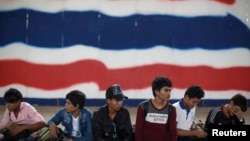 រូបឯកសារ៖ ពលករចំណាកស្រុកកម្ពុជារង់ចាំទទួលឯកសារនៅស្ថានីយប៉ូលិស Aranyaprathet ក្នុងខេត្តសាកែវ ប្រទេសថៃ កាលពីថ្ងៃទី១៥ ខែមិថុនា ឆ្នាំ២០១៤។