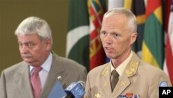 Ketua Tim Pemantau PBB untuk Suriah, Mayor Jendral Robert Mood (kanan) dan Sekjen Misi Perdamaian PBB Hervé Ladsous melaporkan situasi di Suriah di Markas Besar PBB (19/6).