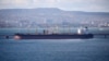 Kapal tanker pembawa minyak berlabuh di kompleks pelabuhan Sheskharis di Novorossiysk, Rusia, pada 11 Oktober 2022. (Foto: AP)