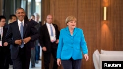 Presiden AS Barack Obama dan Kanselir Jerman Angela Merkel tiba di sesi pertama KTT G7 di hotel kastil Elmau di Kruen, Jerman, 7 Juni 2015. 