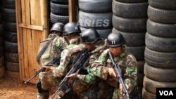 Anggota Komando Pasukan Khusus Indonesia melakukan latihan (foto: dok.). Amerika kembali menghidupkan kerjasama dengan Kopassus pada pertengahan tahun lalu.