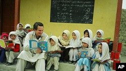 Greg Mortenson with schoolchildren in Pakistan