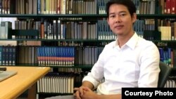 លោក ធុន ធារ៉ា បេក្ខជន​បណ្ឌិត​ខាង​ប្រវត្តិសាស្ត្រ​អាស៊ីអាគ្នេយ៍​ នៅ​វិទ្យាស្ថាន​ Yenching សាកលវិទ្យាល័យ Harvard នៃ​កម្មវិធី​រួម​ជាមួយ​សាកលវិទ្យាល័យ​ជាតិ​សិង្ហបុរី។ (ផ្តល់​ឲ្យ​ដោយ ធុន ធារ៉ា)