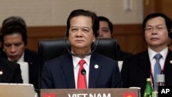 រូបថតឯកសារ៖ នាយករដ្ឋមន្ត្រី​វៀតណាម​ Nguyen Tan Dung​ ចូលរួម​ការប្រជុំពេញអង្គ​អាស៊ាន-កូរ៉េ​ខាងត្បូង​ នៅទីក្រុង Busan កាលពីថ្ងៃទី១២ ខែ​ធ្នូ ឆ្នាំ២០១៤។ 