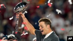 تام بردی ۴۳ ساله سال گذشته از تیم نیو انگلند به تمپا بِی باکِنیِرز و امسال ای تیم را قهرمان کرد. 