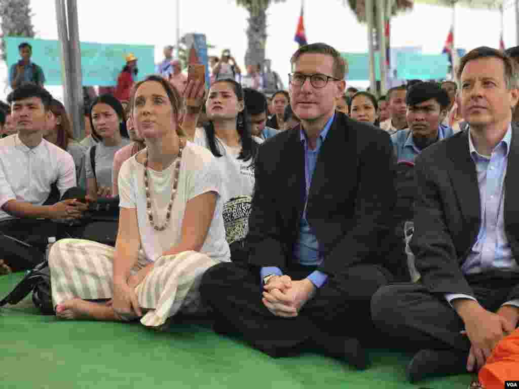 លោក​ Michael Newbill អនុប្រធាន​បេសកកម្មការទូតនៃ​ស្ថានទូត​សហរដ្ឋ​អាមេរិក​ប្រចាំ​កម្ពុជា​ចូលរួម​ពិធីរំឭក​ខួបទី​២៨ឆ្នាំ​​នៃ​ការ​ចុះកិច្ចព្រមព្រៀង​ទីក្រុងប៉ារីស​​ នៅទីក្រុង​ភ្នំពេញ​ថ្ងៃ​ទី​២៣​ តុលា​ ឆ្នាំ​២០១៩​។ (ហ៊ុល រស្មី​/VOA)