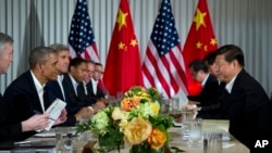 Presiden Barack Obama (kiri) duduk berseberangan dengan Presiden China Xi Jinping dalam pertemuan informal di Annenberg, Sunnylands di wilayah Rancho Mirage, California (7/6).