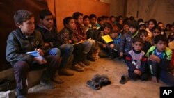 Anak-anak pengungsi Suriah mendengarkan pelajaran yang diterangkan gurunya di sebuah tenda di kamp pengungsi Qab Elias, Lembah Bekaa, Lebanon. (Foto: dok). 