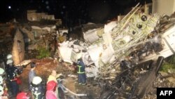 Petugas mencari jenazah korban di antara reruntuhan pesawat TransAsia Airways GE222 yang jatuh di Kepulauan Penghu, Taiwan (23/7).