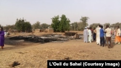 Les maisons incendiées à Moskata lors d'une incursion de Boko Haram, dans l'extrême nord du Cameroun, le 17 août 2017. (Photo : Journal l'Oeil du Sahel)