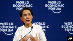 Pemimpin de facto Myanmar Aung San Suu Kyi di Forum Ekonomi Dunia, di National Convention Center, Hanoi, Vietnam, 13 September 2018. 