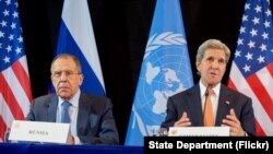 លោក​រដ្ឋ​មន្ត្រី​ការបរទេស​ស.រ.អា. John Kerry និង​លោក​រដ្ឋមន្ត្រី​ការបរទេស​រុស្សី​ Sergei Lavrov នៅ​ក្នុង​សន្និសីទ​កាសែត​ នៅ​ថ្ងៃ​ទី​១២​ ខែ​កុម្ភៈ ឆ្នាំ​២០១៦​ បន្ទាប់​ពី​កិច្ច​ប្រជុំ​អន្តរជាតិ​នៃ​ក្រុម​គាំទ្រ​ស៊ីរី​ នៅ​ក្នុង​ទីក្រុង​ Munich ប្រទេស​អាល្លឺម៉ង់។​