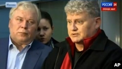 Lon Snowden (kanan) bersama pengacara Edward Snowden, Anatoly Kucherena memberikan penjelasan kepada wartawan di di bandara Moskow, Kamis (10/10). 