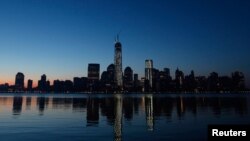 Gedung WTC di New York dan refleksinya di Sungai Hudson dilihat dari Kota Jersey sesaat sebelum bagian puncak menara gedung itu dipasang (10/5).