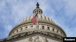 វិមាន​រដ្ឋសភា​សហរដ្ឋអាមេរិក​​នៅ​ថ្ងៃទី៧ ខែតុលា ឆ្នាំ២០២១ ពេល​សមាជិក​ព្រឹទ្ធសភា​ខាង​គណបក្ស​ប្រជាធិបតេយ្យ​និង​សាធារណរដ្ឋ​ព្រមព្រៀង​គ្នា​លើ​ដំណោះស្រាយ​វិបត្តិ​បំណុល។ (REUTERS/Joshua Roberts)