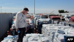 ሰብአዊ እርዳታን የጫኑ መኪናዎች በግብፅ በኩል በራፋህ ድንበር ወደ ጋዛ ሰርጥ ለመሻገር ተሰልፈው ይታያል፤ እአአ የካቲት 25/2025