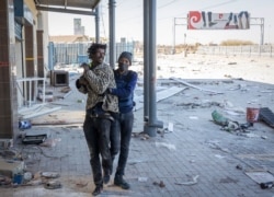 14일 남아프리카공화국 보스룰루의 한 상점에서 경찰이 약탈에 가담한 용의자를 체포했다.