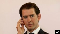 Kanselir Austria Sebastian Kurz pada konferensi pers gabungan dengan Perdana Menteri sementara Republik Ceko Andrej Babis di Wina, Austria, 18 Mei 2018. 
