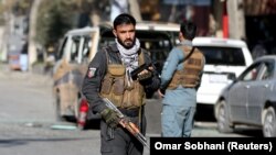 Seorang petugas polisi berjaga setelah roket menghantam daerah pemukiman di Kabul, Afghanistan 21 November 2020 (Foto: REUTERS/Omar Sobhani)