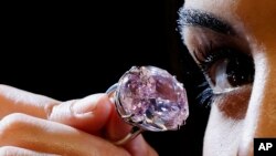 Un diamant rose gros comme une prune, le «Pink Star», avait battu le record mondial pour une pierre vendue aux enchères par Sotheby's, atteignant 71,2 millions de dollars à Hong Kong, le 4 avril 2017.