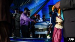 Des membres du MDC portent le cercueil de Morgan Tsvangirai à Buhera, au Zimbabwe, le 20 février 2018.