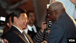 Wapres Tiongkok Xi Jinping disambut oleh Wapres Kuba, Esteban Hernandez pada saat tiba di Havana (4/6).