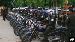 រូបឯកសារ៖ មន្ត្រីកម្លាំង​ប្រដាប់​អាវុធ​កម្ពុជា​ប្រចាំ​ការ​ជាមួយ​នឹង​ម៉ូតូ​របស់​ពួក​គេ​នៅ​សង្កាត់​ស្ទឹង​មានជ័យ នៅ​ពេល​ដែល​លោក​នាយក​រដ្ឋ​មន្ត្រី​ ហ៊ុន សែន មាន​វត្តមាន​ជាសាធារណៈជា​លើក​ដំបូង​ក្នុងអំឡុង​ពេល​បោះឆ្នោត​នៅទីក្រុង​ភ្នំពេញ កាល​ពីថ្ងៃ​ពុធ ទី៣១ ខែ​កក្កដា ឆ្នាំ​២០១៣។ (រូបថត៖AP/Heng Sinith) 