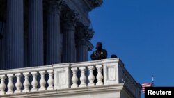23일 미국 워싱턴DC에 있는 국회 의사당 앞에서 경찰이 보초를 서고 있다.