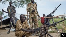 Des soldats rebelles dans le village de Majieng, Soudan du Sud, le 20 septembre 2014. (AP Photo/Matthew Abbott)