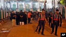 Petugas keamanan Bangladesh tengah memeriksa lokasi ledakan di sebuah masjid di Dhaka, Bangladesh (Foto: dok). Ledakan di sebuah masjid minoritas Muslim di Bangladesh barat laut hari Jumat (25/12) menewaskan tersangka pembom bunuh diri dan melukai tiga lainnya.