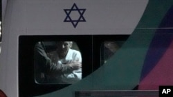 รถมินิบัสสำหรับตัวประกันชาวอิสราเอลที่ได้รับการปล่อยตัวจากฮามาส วันที่ 28 พ.ย. 2023