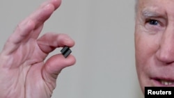 Arhiva - Predsjednik SAD Joe Biden drži poluprodovnički čip, tokom razgovora u Bijeloj kući, u Washingtonu, 24. februara 2021.