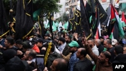 Ribuan warga menghadiri pemakaman para pejabat Hamas di Beirut Kamis (4/1), yang terbunuh dalam serangan drone yang diduga dilakukan oleh militer Israel di pinggiran ibu kota Beirut, Lebanon. 