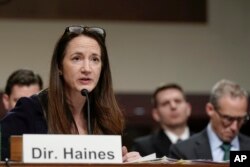애브릴 헤인스 미 국가정보국장(DNI)이 4일 상원 군사위원회에서 증언하고 있다.