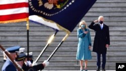 ប្រធានាធិបតីសហរដ្ឋអាមេរិកលោក Joe Biden និងភរិយារបស់លោកគឺអ្នកស្រី Jill Biden គោរពក្បួនព្យុហយាត្រានៅកាំជណ្តើរវិមានសភាសហរដ្ឋអាមេរិក ក្នុងរដ្ឋធានីវ៉ាស៊ីនតោន បន្ទាប់ពីបានធ្វើសច្ចាប្រណិធានចូលកាន់តំណែង ថ្ងៃទី២០ ខែមករា ឆ្នាំ២០២១។