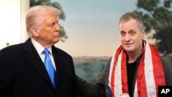 مارک فوگل، آموزگار امریکایی (راست) پس از رهایی از زندان روسیه به ایالات متحده برگشت و از سوی دونالد ترمپ، رییس جمهور امریکا در قصر سفید استقبال شد.