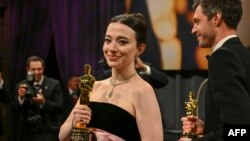 مایکی مدیسن، برندۀ جایزۀ اسکار برای ایفای نقش در فلم انورا شد.