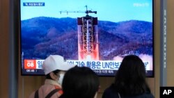 រូបភាព​នៃ​ការ​បង្ហោះ​កាំជ្រួច​របស់​កូរ៉េខាងជើង ត្រូវ​បាន​ផ្សាយ​​​តាម​កញ្ចក់​ទូរទស្សន៍​មួយ​នៅ​ស្ថានីយ​រថភ្លើង​មួយ​កន្លែង​នៅ​ក្នុង​ទីក្រុង​សេអ៊ូល កាល​ពី​ថ្ងៃ​ទី​២៩ ខែ​ឧសភា ឆ្នាំ​២០២៣។ 