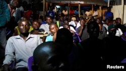 5일 케냐 키수무에서 대통령 선거 개표 방송을 지켜보는 주민들.