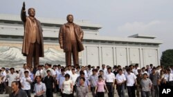 지난 8일 북한 김일성 주석 사망 20주기를 맞아 평양만수대 언덕 김일성, 김정일 동상에는 조의를 표하기 위한 주민들의 방문이 이어졌다. (자료사진)