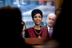 Kongress a'zosi Ilhan Umar aslida Berni Sanders tarafida edi. Biroq Sanders prezidentlik poygasidan chiqqach, Umar Baydenni quvvatlay boshladi.