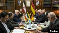 រដ្ឋមន្រ្តី​ក្រសួងការបរទេស​អ៊ីរ៉ង់​លោក Mohammad Javad Zarif (ទីបី​ពី​ខាង​ឆ្វេង) ចូលរួម​នៅ​ក្នុង​កិច្ច​ប្រជុំ​ជាមួយ​រដ្ឋមន្រ្តី​ការបរទស​អាល្លឺម៉ង់​លោក Frank-Walter Steinmeier (ទី​បី​ពី​ខាង​ស្តាំ) នៅ​ក្រុង​តេរ៉ង់ នា​ថ្ងៃ​ទី១៧ ខែ​តុលា ឆ្នាំ​២០១៥។