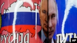 Šolje sa likom Vladimira Putina na štandu u centru Beograda (foto: AP/Darko Vojinović)