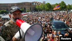Armenian opposition leader Nikol Pashinyan addresses supporters during a rally in Yerevan, Armenia, April 25, 2018. 
