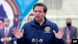 资料照：2020年5月6日，佛罗里达州州长罗恩·德桑蒂斯在一个新闻发布会上讲话。