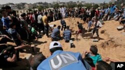 អ្នក​កាន់​ទុក្ខ​ប្រមូល​ផ្តុំ​​កាល​ពី​ថ្ងៃ​ទី​៤ ខែ​សីហា ឆ្នាំ​២០១៤ នៅ​ក្បែរ​ផ្នូរ​របស់​សមាជិក​គ្រួសារ Najam ដែល​ត្រូវ​សម្លាប់​​ក្នុង​ការ​វាយប្រហារ​របស់​អ៊ីស្រាអែល​កាល​ពី​យប់​មិញ។